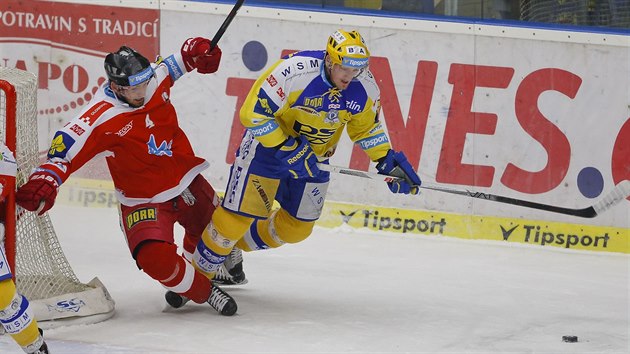 Olomouck hokejista Michal Vodn (vlevo) pad po souboji s Jim Ondrkem ze Zlna.