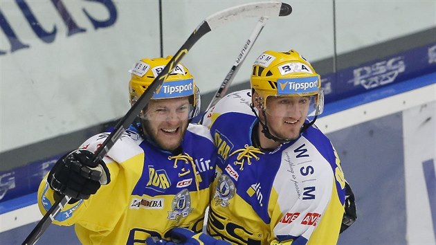 Zlínští hokejisté Jan Maruna (vlevo) a Jiří Ondráček se radují z gólu.