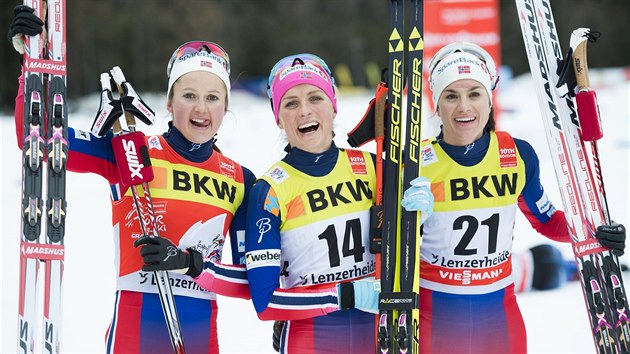 Tyto eny byly v zvodu lyaek s hromadnm startem na 15 km klasicky v rmci podniku Tour de Ski nejrychlej - uprosted je vtzka Therese Johaugov, vlevo druh Flugstad stbergov a vpravo pak tet Heidi Wengov.