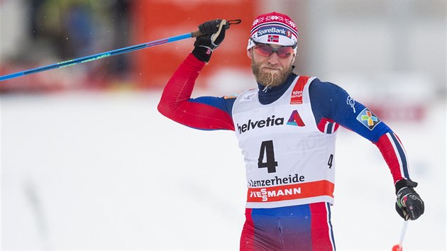 Martin Johnsrud Sundby slaví triumf v závod mu na 30 km klasicky s hromadným...