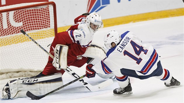 Americký hokejista Scott Eansor překonává českého gólmana Aleše Stezku.