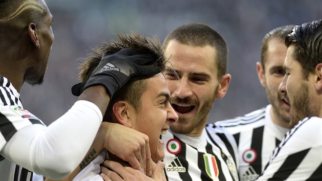 Glov oslava fotbalist Juventusu Turn v duelu proti Hellasu Verona