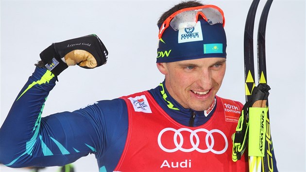 Alexej Poltoranin se raduje z triumfu na klasick patnctce na Tour de Ski.