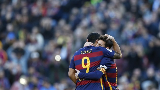 TO JE LSKY! Luis Surez (zdy) a Lionel Messi z Barcelony slav trefu do st Granady.