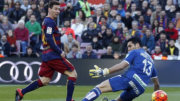 tonk Barcelony Lionel Messi (vlevo) pekonv glmana Granady Andrse Fernndeze.