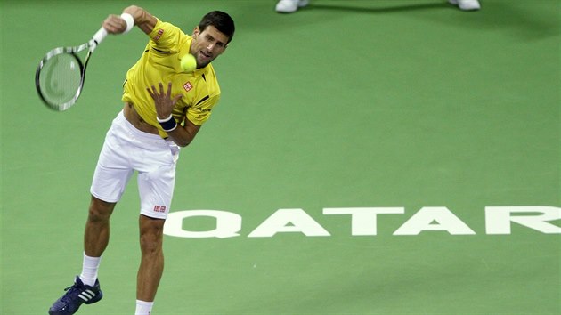 Novak Djokovi servíruje ve finále turnaje v Dauhá.
