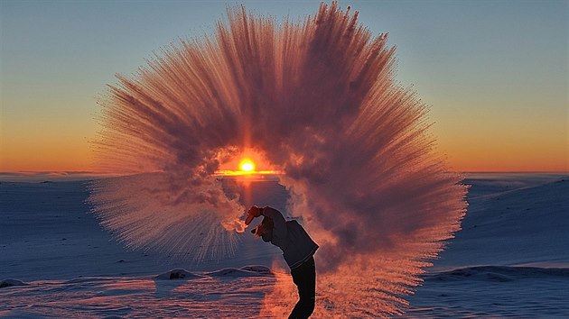 Michael Davies vytvoil tento ndhern snmek v moment, kdy jeho kamard vychrstl hork aj z termosky v teplot -35 C. Ten okamit zmrzl a krystalky vytvoily tuto zvltn ledovou duhu.
