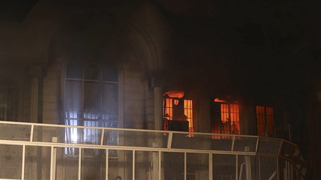 Demonstranti vtrhli na ambasdu a zapalovali tam ohn (3. 1. 2016)