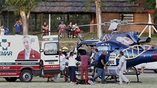 Léka�i v akci poté, co �ínská jezdkyn� Kuo Mej-ling za volantem automobilu Mini...