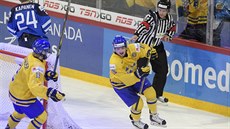 védtí hokejoví junioi William Nylander (vlevo) a Rasmus Asplund oslavují gól...