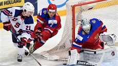 Americký hokejista Ryan Hitchcock (vlevo) otravuje ped ruskou brankou, kterou...