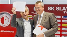 Jaroslav Tvrdík bude novým pedsedou pedstavenstva fotbalové Slavie. Na snímku si prohlíí nové dresy pro jaro 2016.