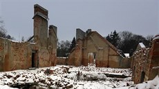 Bývalá kasárna na Zlatém vrchu. Na jae zane jejich bourání, ruiny budov by...