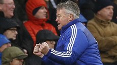 Trenér Chelsea Guus Hiddink se raduje z Willianova gólu do sít� Crystal Palace.