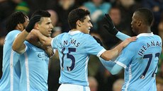 Ofenzivní fotbalisté Manchesteru City se radují z úvodní branky v zápase FA...