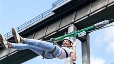 Lidský prak se napíná.