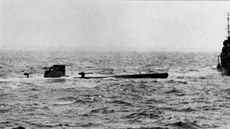 Jedna z mála fotografií historického momentu. Ponorka U-110 vyplouvá na...