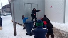 dti uprchlík se koulují se srbským policistou