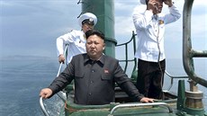 Vůdce KLDR Kim Čong-un na severokorejské ponorce během své inspekce námořní...