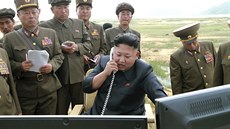 Kim Čong-un při testu balistické střely ze srpna 2015