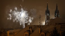 Silvestrovský ohňostroj nad kostelem sv. Mikuláše v Chebu a první letošní sníh,...