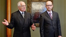 Exprezident Václav Klaus a premiér Bohuslav Sobotka na archivním snímku