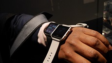 Hodinky Fitbit Blaze versus Watch od Applu.