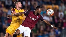 Sparanský záloník Franci Litsingi (vpravo) v souboji s Ondejem Vrzalem z...