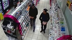 Snímek obou pachatelů krádeží v olomoucké drogerii v Pekařské ulici.