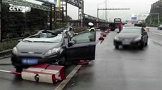 Nadmrný náklad utrhl stechu autu na východ íny. (7. ledna 2016)