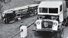 Druhý zábr na havarovaná auta po tragické nehod v Koeticích na hrázi.