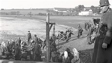 Práce �etník� p�ed válkou i b�hem ní byla r�znorodá. Tento �etník dohlí�í na...