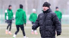 Trenér Zde�ko Fr�ala vede sv�j první trénink v Jablonci.