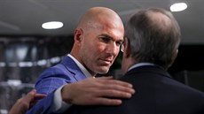 Zinedine Zidane (vlevo) se stal novým trenérem Realu Madrid. Na tiskové...