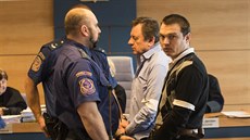 Stanislav Pra�an star�í a jeho syn u zlínského soudu.