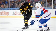 Bostonský hokejista Brett Connolly (vlevo) odehrává puk ped Paulem Byronem z...