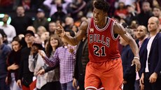 Jimmy Butler z Chicaga se raduje z úsp�ného t�íbodového pokusu v duelu s...