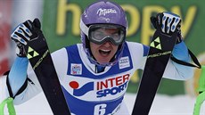árka Strachová se raduje ze druhého místa ve slalomu v Santa Caterin.