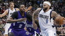 Deron Williams (vpravo) z Dallasu se snaí obejít  Rudyho Gaye ze Sacramenta.
