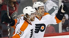 Jakub Voráek (vlevo) z Philadelphie slaví gól se spoluhráem Michaelem Del...