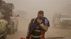 Ve �tvrte�ní etap� se Martin Kolomý (na snímku) i dal�í ú�astníci Dakaru museli...