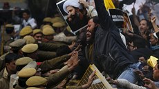 Ped saúdskoarabskou ambasádou v indickém Novém Dillí protestovali íité proti...