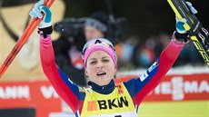 Therese Johaugová slaví triumf v druhé etap Tour de Ski, ovládla závod lyaek...