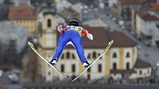 Roman Koudelka pi svém skoku v tréninku na závod Turné ty mstk v Innsbrucku