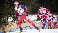 Martin Johnsrud Sundby (vlevo) na trati