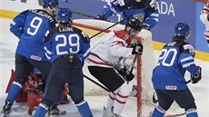 Kanadský hokejista Dylan Strome (v červenobílém) skóruje do finské sítě.