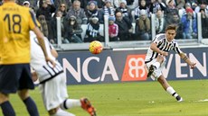 Paulo Dybala z Juventusu Turín skóruje do sítě Hellasu Verona.
