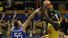Igor Josipovi� z USK Praha (vlevo) brání Coryho Abercombieho z Ústí.