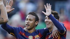 POJ MI! Neymar (vlevo) a Lionel Messi z Barcelony slaví se spoluhrái z...