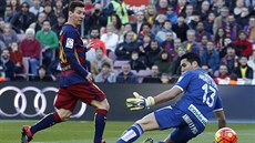 Útoník Barcelony Lionel Messi (vlevo) pekonává gólmana Granady Andrése...